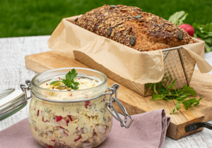 Brot in Backform und Radieschen-Walnuss-Butter im Glas