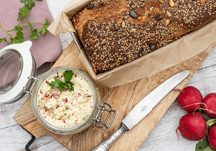 Rustikales Weizenmischbrot mit Radieschen-Walnuss-Butter - Küchenmomente