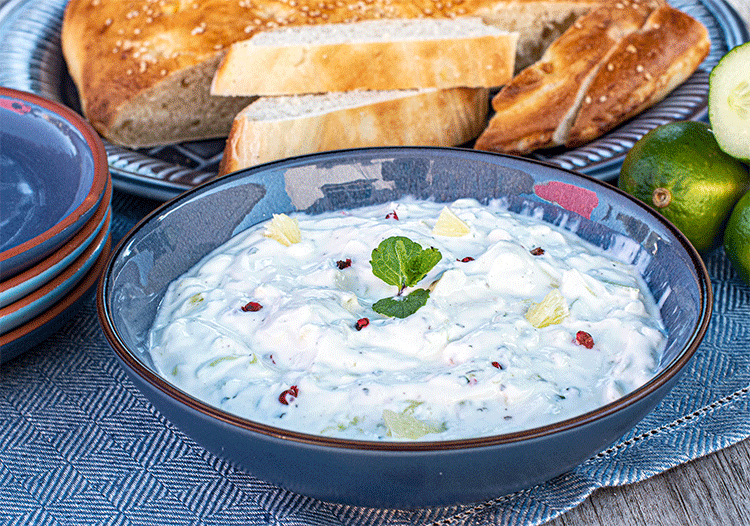 Limetten-Minze-Joghurt-Dip mit ofenfrischem Fladenbrot - Küchenmomente