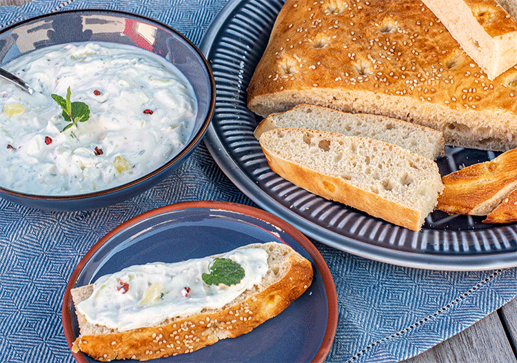 Fladenbrot selber backen dazu Joghurt-Dip mit Minze