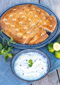 Joghurt-Dip mit Limette und Minze und Fladenbrot selber gebacken