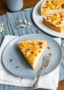 Anschnitt Ricottakuchen mit Orangen und Pinienkernen