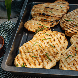 Gegrillte Fladenbrote mit Meersalz und Rosmarin