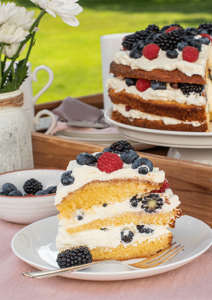 Anschnitt Victoria Sponge Cake mit Beeren