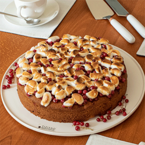 Saftiger Rührkuchen mit Johannisbeeren und Marshmallow-Topping