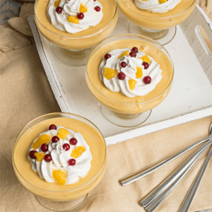 Dessert mit Baiser und Mango