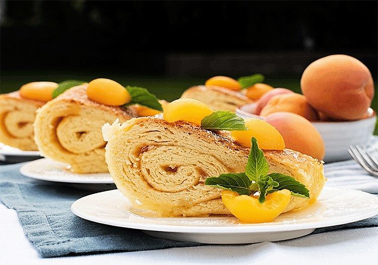 Anschnitt Roly-Poly mit Aprikosen
