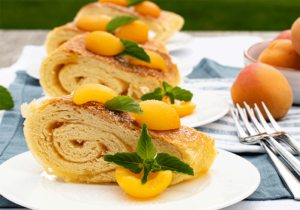 Anschnitt Roly-Poly mit Aprikosenmarmelade