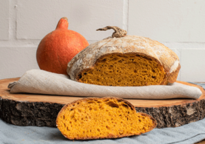 Anschnitt Kürbis-Sauerteigbrot ohne Hefe