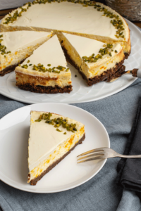 Anschnitt Safran-Cheesecake mit Lebkuchenboden