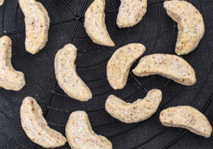 Vanillekipferl mit Kokos auf Gitter