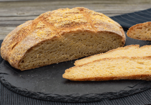 Anschnitt Maisbrot mit Sauerteig ohne Hefe