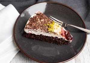 Tortenstück Schoko-Nuss-Torte mit Preiselbeeren ohne Mehl