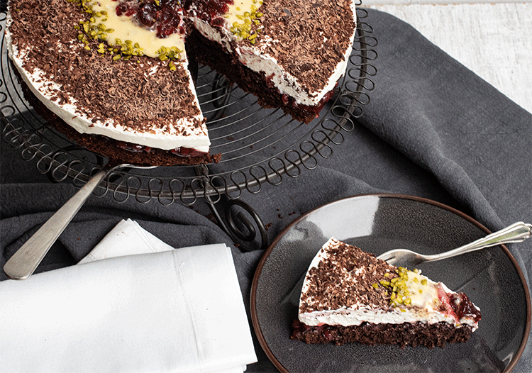 Einfache Schoko-Nuss-Torte mit Preiselbeeren (ohne Mehl) - Küchenmomente