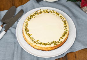 Safran-Cheesecake mit Pistazien und Lebkuchenboden