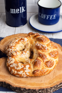 Neujahrsbrezel mit Mandeln und Hagelzucker