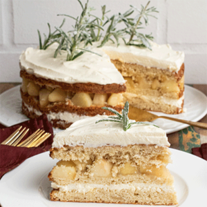 Leckere Apfeltorte mit Kompott mit winterlicher Deko