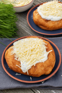 Langosch Langos mit Topping und Käse