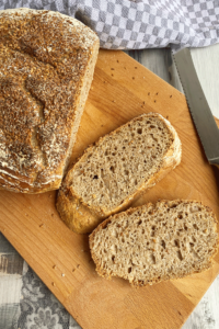 Anschnitt Topfbrot mit Emmermehl und Leinsamenkruste