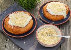 Langos ungarische Teigfladen frittiert