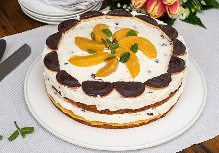 Torte mit Pfirsichen und Schaumkuss-Creme