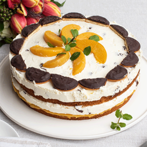 Torte mit Schaumkuss-Creme und Pfirsichen