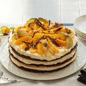 Torte mit Orangen-Sahne-Creme und knackiger Schokolade auf den Böden