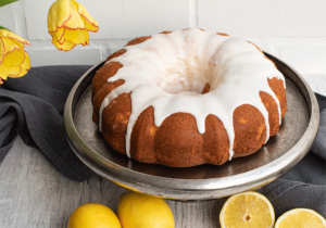 Zitronen-Gugelhupf mit Zitronenglasur