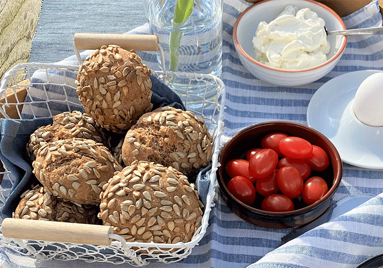 Dinkel-Roggen-Brötchen mit Sonnenblumenkernen