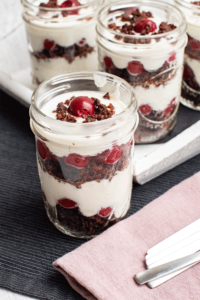 Westfälische Quarkspeise mit Sauerkirschen und Pumpernickel