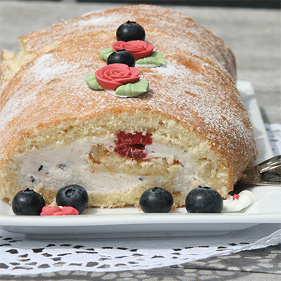 Biskuitrolle gefüllt mit Joghurt und Beeren