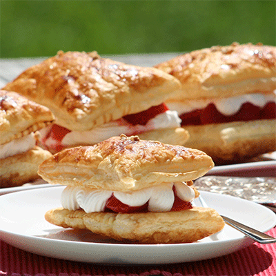 Blätterteigschnitten mit Sahne und Erdbeeren