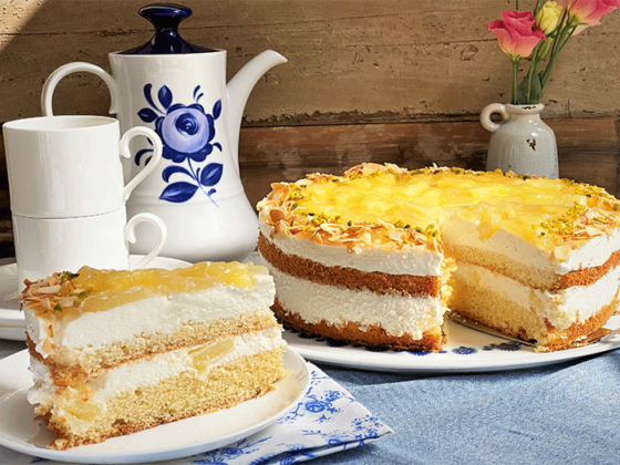 Ananas-Torte mit Mascarpone-Creme im Anschnitt