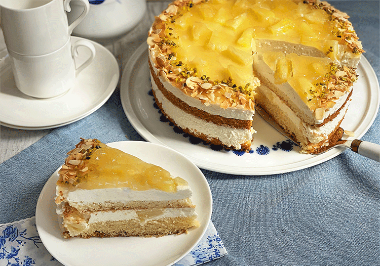 Fruchtige Ananas-Torte mit Mascarponecreme im Anschnitt