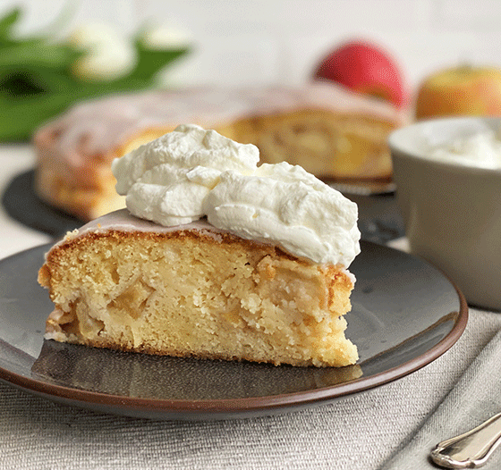 Einfacher Apfelkuchen mit Zitronenguss