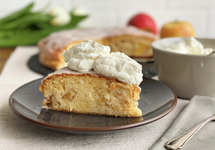 Einfacher Apfelkuchen mit Zitronenguss