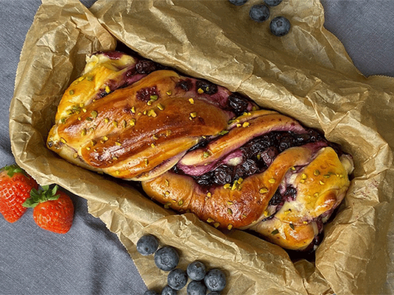 Flauschige Babka mit Beeren-Füllung