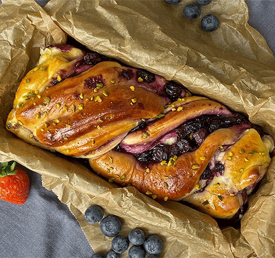 Flauschige Babka mit Beeren-Füllung