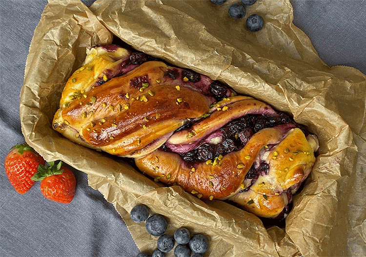 Flauschige Babka mit Beeren-Füllung