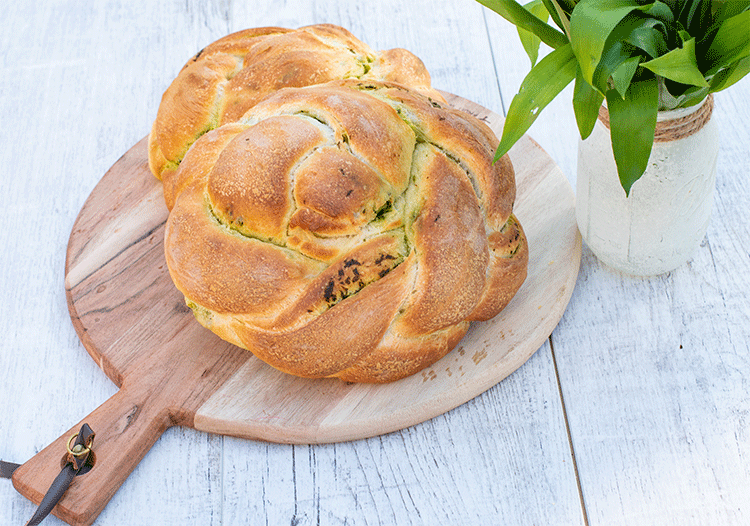 Fluffiger Hefeteig mit Bärlauch-Füllung