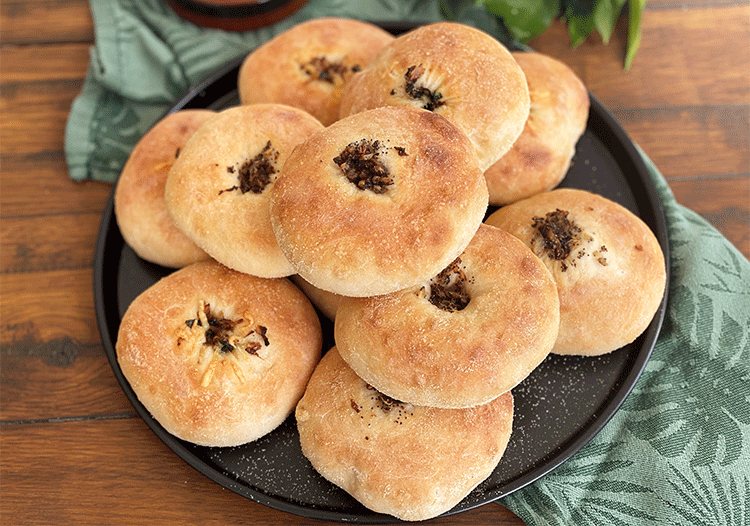 Herzhafte Brötchen mit Zwiebelfüllung