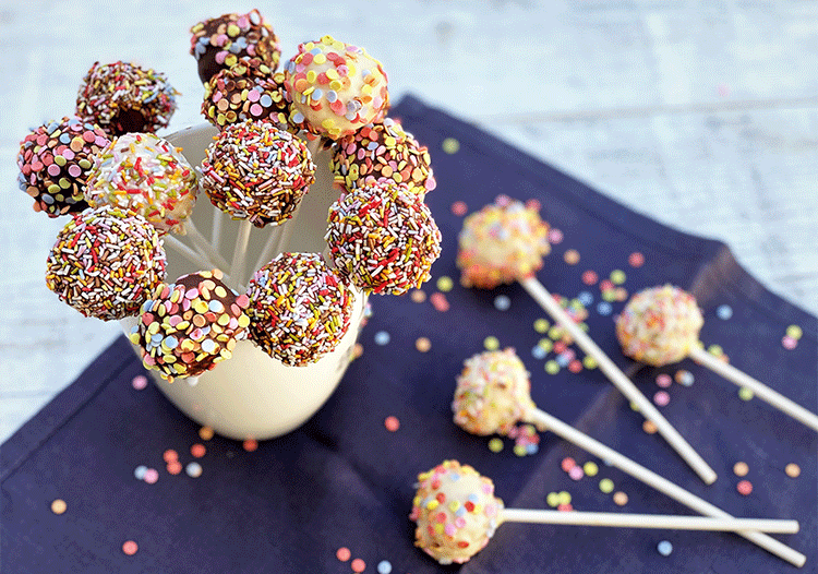 Kunterbunte Gute-Laune-Cakepops - Rezept und Rezension Kinder backen mit  Christina - Küchenmomente