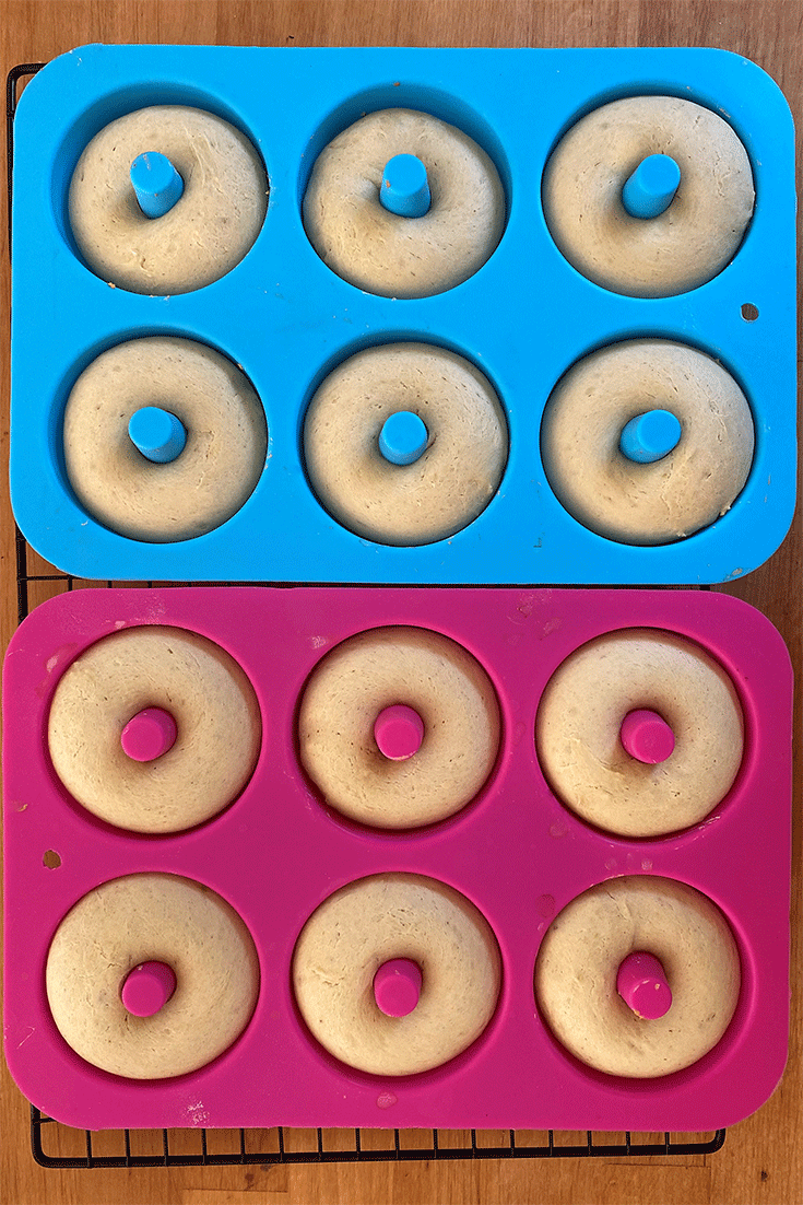 Gebackene Donuts in Formen