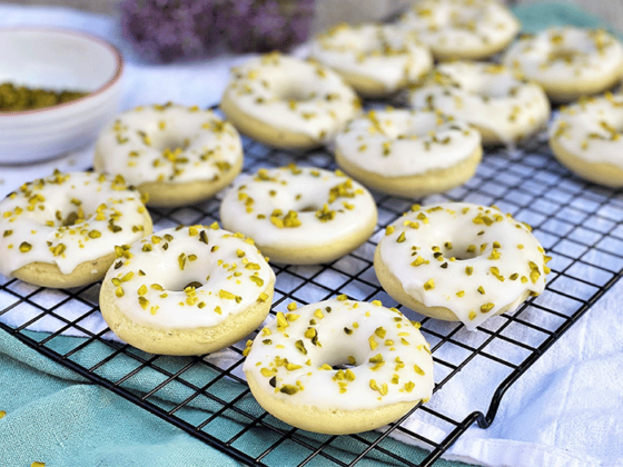 Donuts mit Pistazien aus dem Backofen