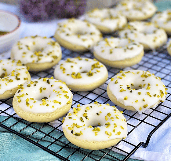 Donuts mit Pistazien aus dem Backofen
