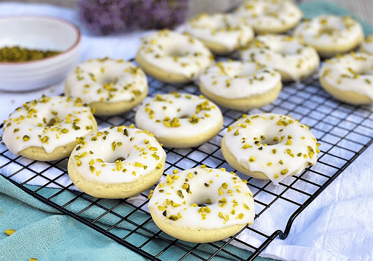 Donuts mit Pistazien aus dem Backofen