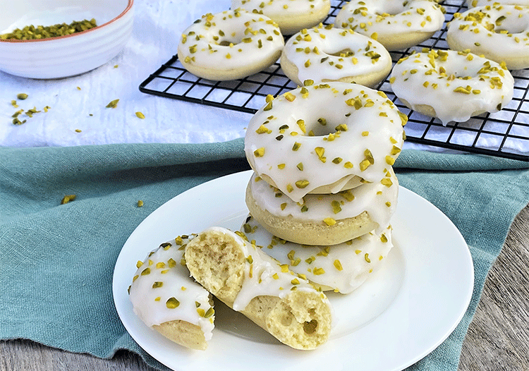 Donuts mit Pistazien aus dem Backofen Anschnitt