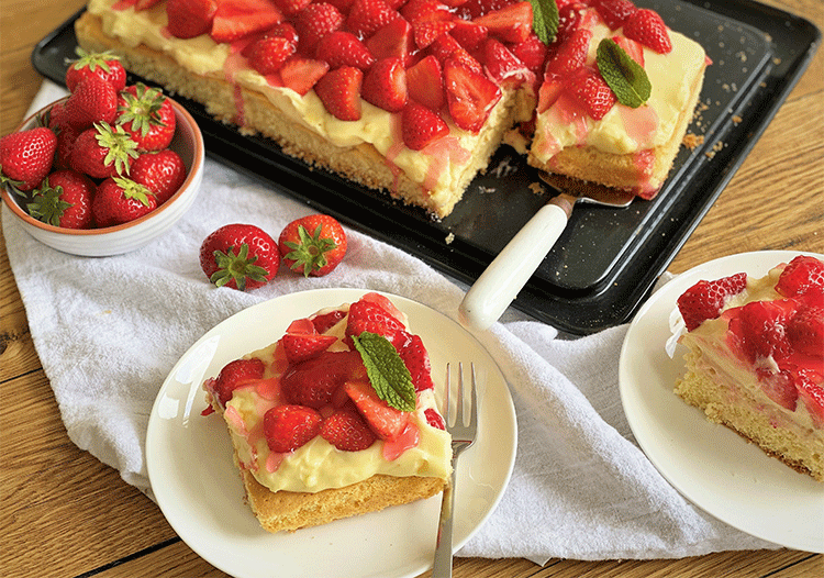 Blechkuchen mit Erdbeeren und Pudding