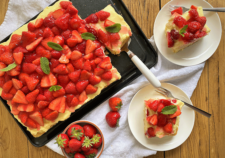 Erdbeer-Pudding-Kuchen vom Blech - Küchenmomente