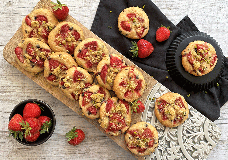 Cookies mit Schokolade, Streuseln und Erdbeeren